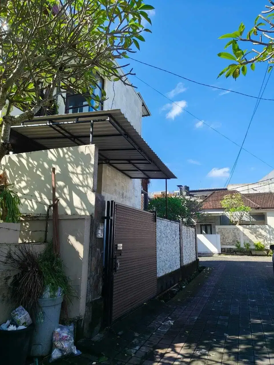 RUMAH SIAP HUNI 4BR FURNISHED LOKASI KESAMBI KEROBOKAN - Image 1 of 10