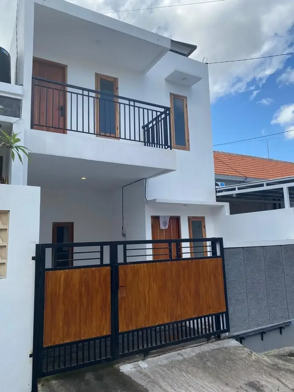 FOR RENT RUMAH BARU 2LT ADA 3 BR LOKASI BAGUS DENPASAR BARAT - Image 1 of 10
