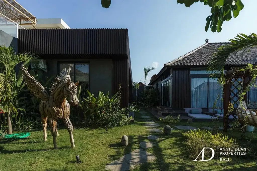 LEASEHOLD | MODERN TROPICAL VILLA WITH SUNKEN LOUNGE IN PRIME JIMBARAN - Image 5 of 10
