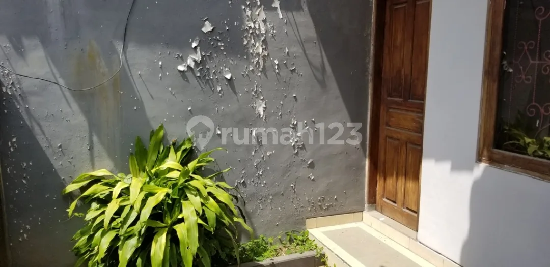 OLD HOUSE GOOD QUALITY ON A SMALL LOT LAND (rare) IN THE HEART OF PETITENGET KUTA - Image 2 of 4