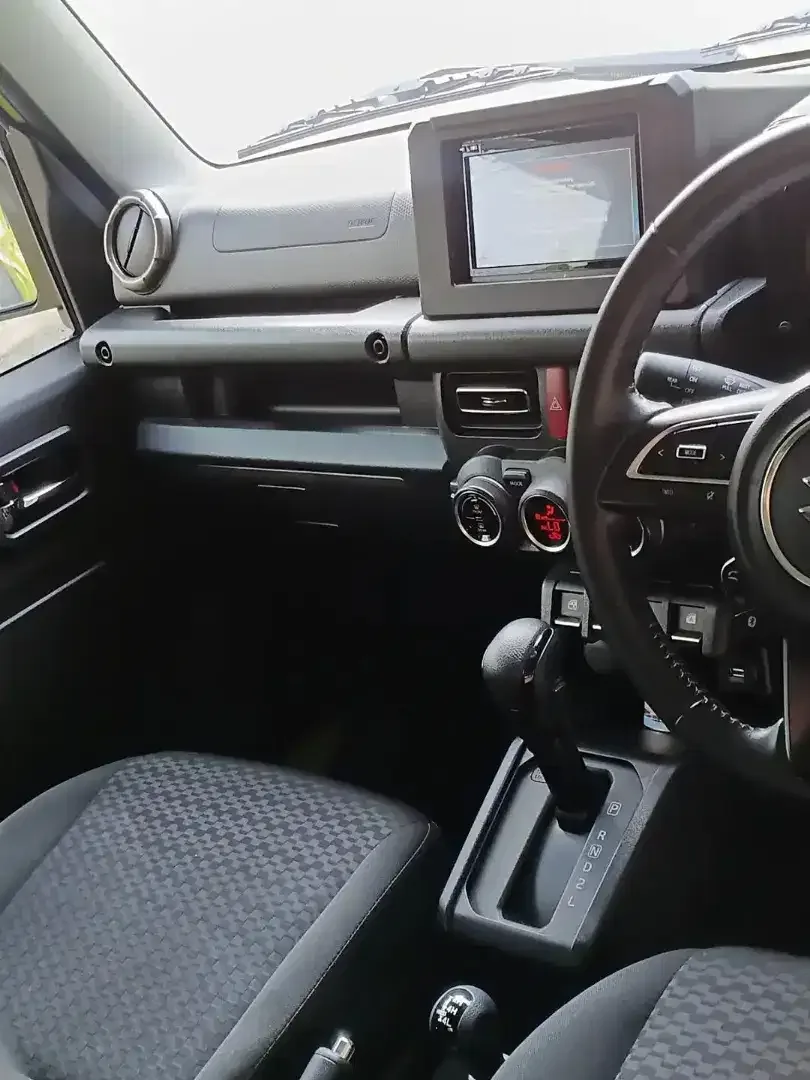 SUZUKI JIMNY 4X4 BENSIN 3 PINTU WARNA MENARIK - Image 6 of 10