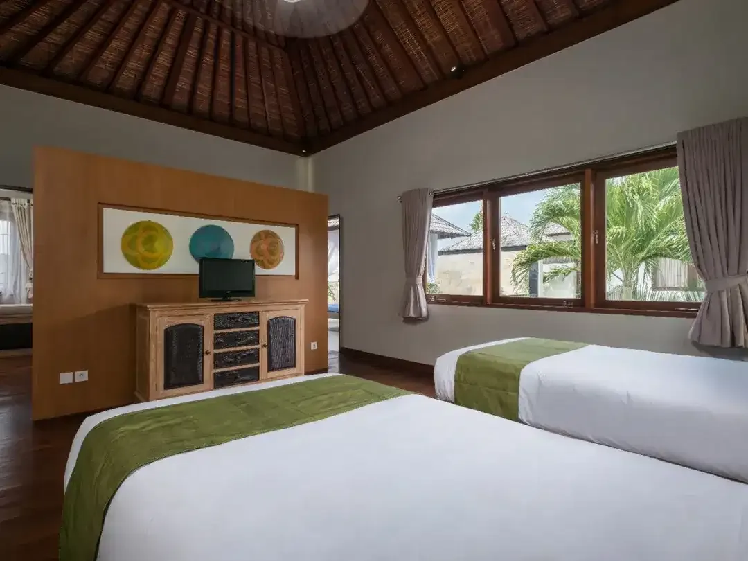 Freehold - Exquisite Tropical Retreat 2-Bedroom Villa in Prime Canggu Location - Image 2 of 10