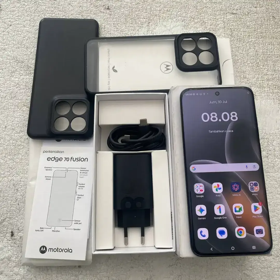 Motorola Edge 70 Fusion Warna Hitam 8/256GB - Image 2 of 5
