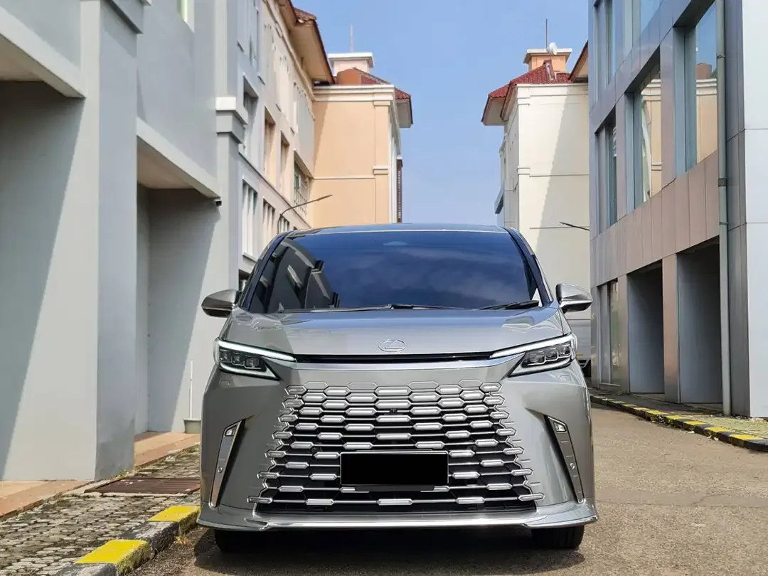 LEXUS LM350h 7 seater - Image 2 of 10