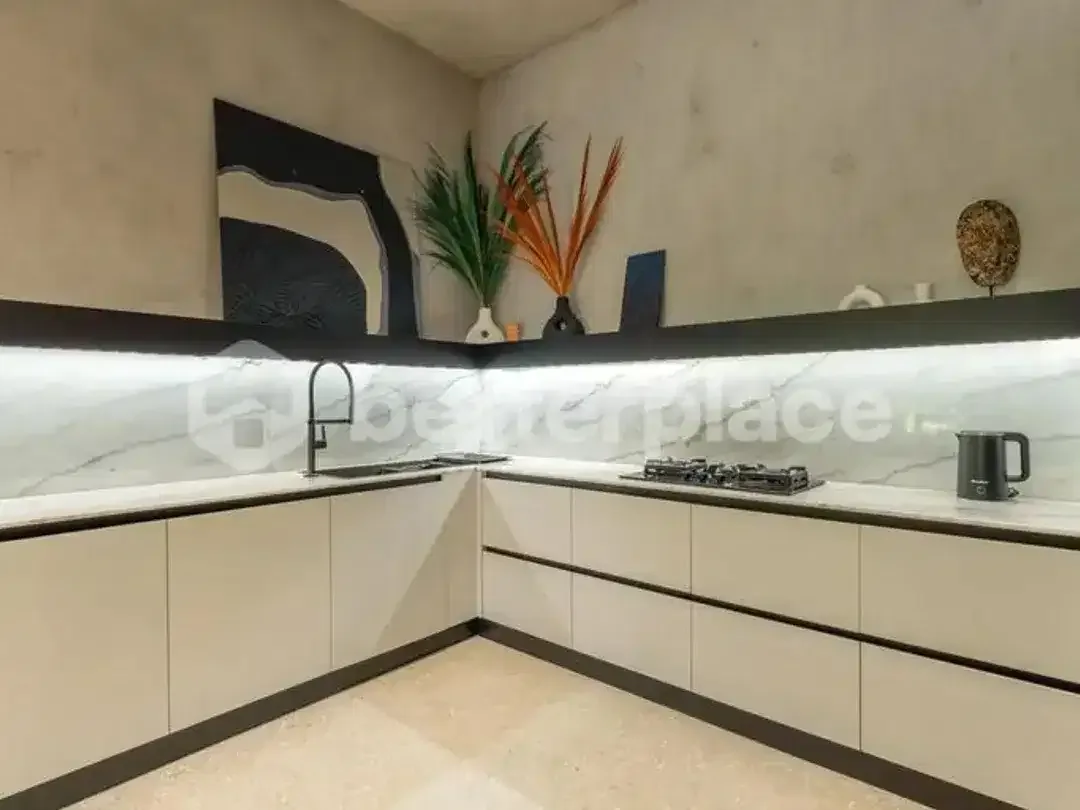 Prestigious 4-Bedroom Canggu Villa with Elegant Enclosed Living Spaces, Luxury Amenities, and Strong Real Estate Investment Opportunity in Bali - Image 8 of 10
