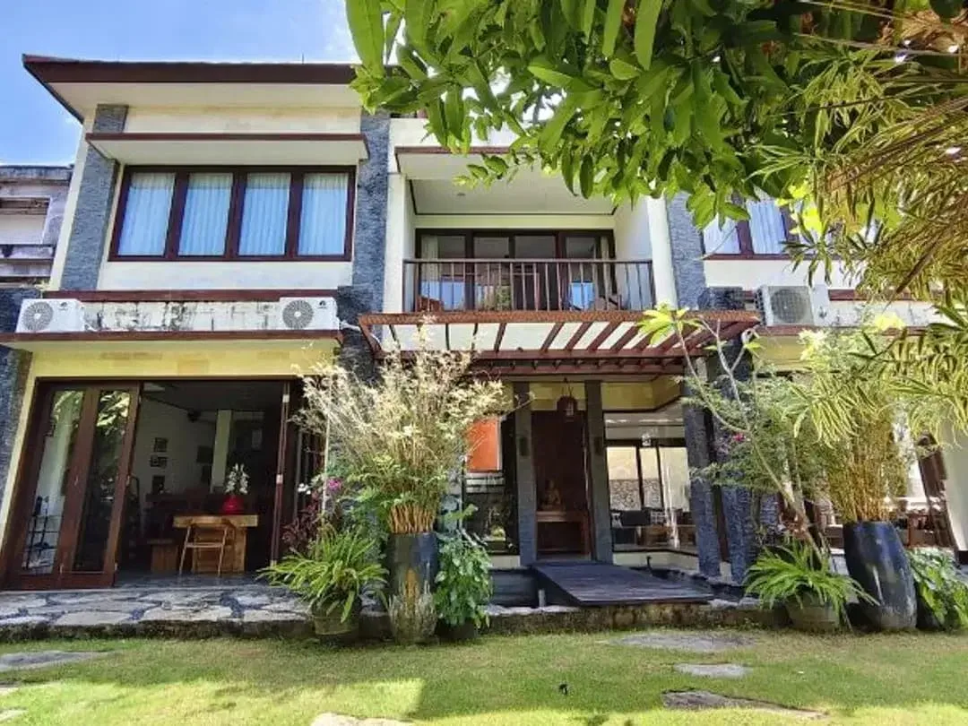 VILLA MODERN TROPIS DI SUDAMALA SANUR DENPASAR - Image 1 of 10