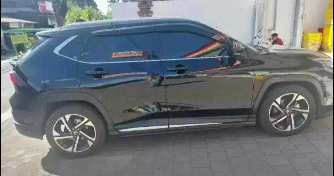 Toyota Yaris Cross GR Hybrid 2023 KM 18rb Pribadi TERAWAT - Image 4 of 8