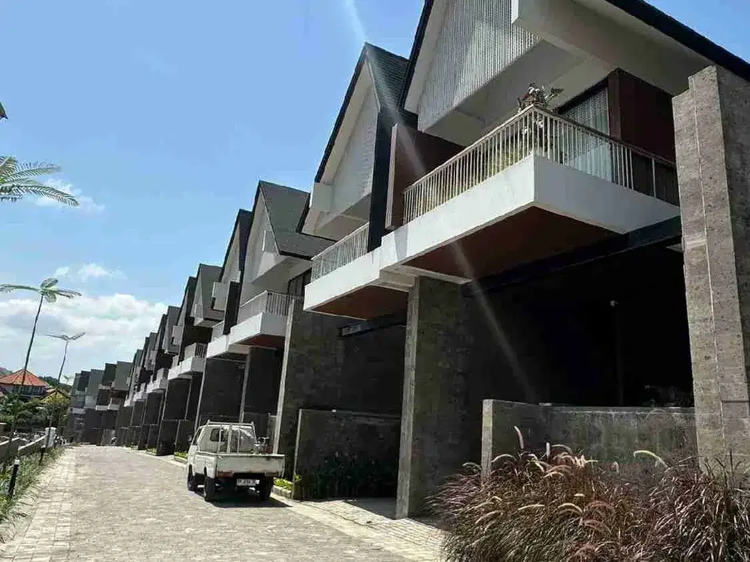 Dijual Brand New Villa Bergaya Modern Kontemporer View hamparan Sawah Dalam Cluster di Canggu - Image 1 of 10