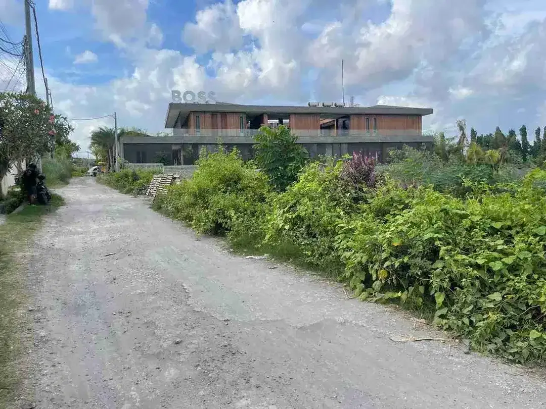 Di jual tanah sangat langka ke pantai hanya 4 menit lingkungan villa mewah lingkungan bersih sangat cocok untuk di bangun villa - Image 3 of 9