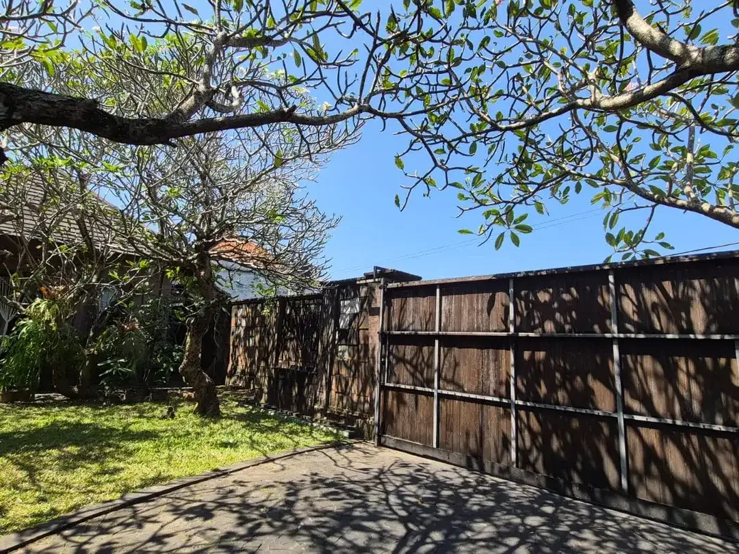 Freehold  - Balinese home with expansive 1,000 m² land in batu bulan with rice fields view, Bali - Image 1 of 10