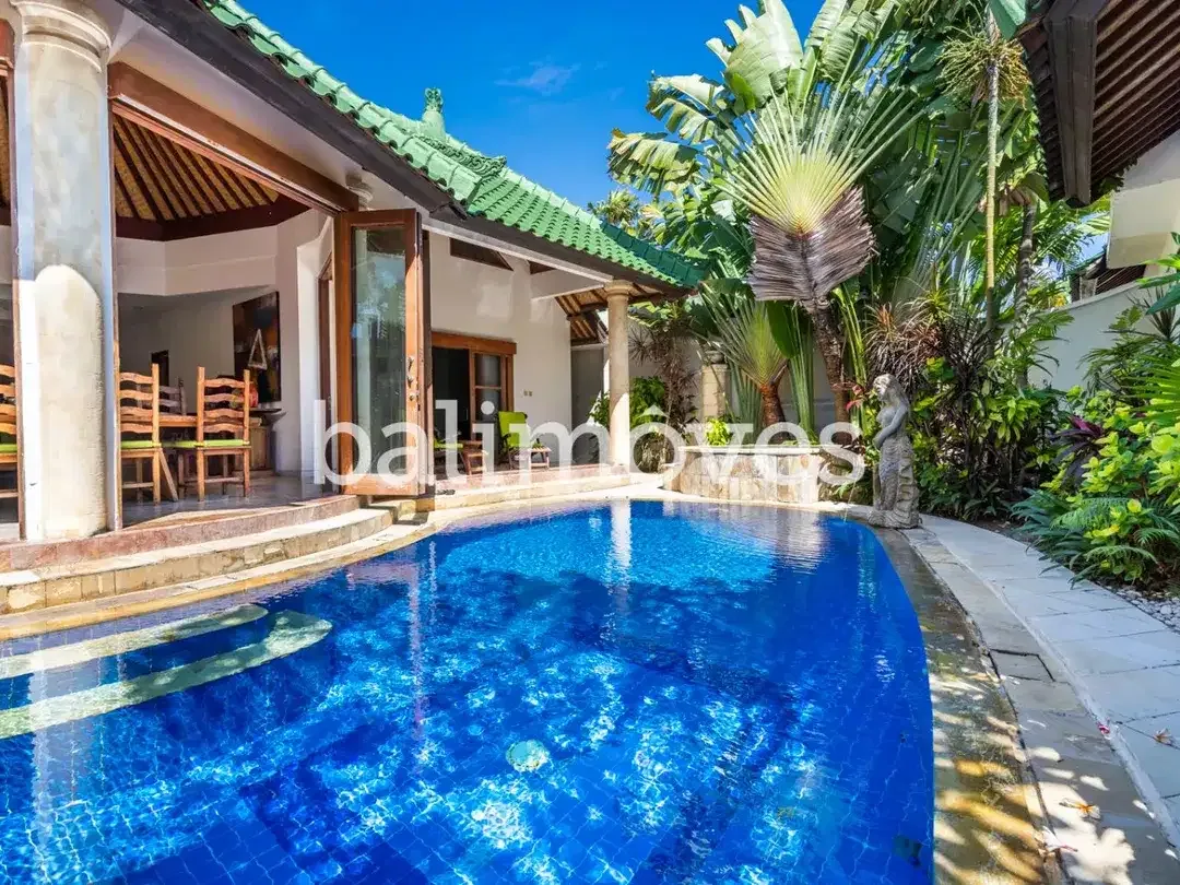 Empat Kamar Tidur Bergaya Modern Di Tepi Pantai Sanur - Image 5 of 10