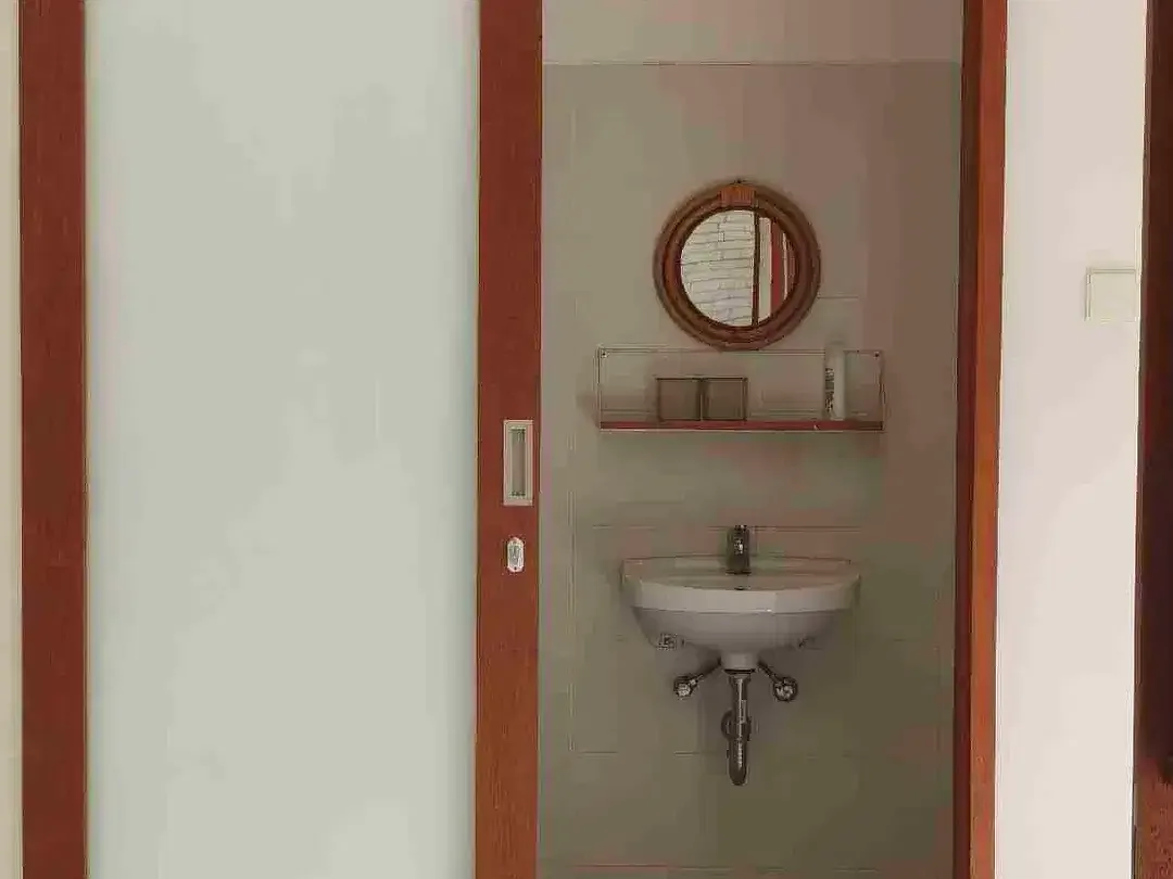 Villa 2 Kamar 1 kantor semi Furnished lokasi premium Canggu 5 menit ke Pantai berawa bebas banjir SHM - Image 4 of 10