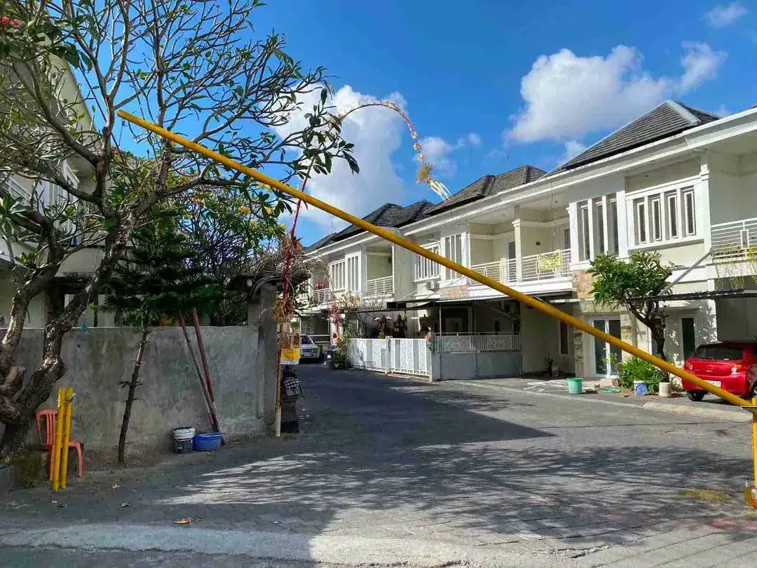 DIJUAL RUMAH MINIMALIS LANTAI 2 
LOKASI MAHENDRADATTA JALAN  GUNUNG GEDE DENPASAR BARAT 
PERUMAHAN CLUSTER ONE GATE SYSTEM 
SECURITY 24 JAM - Image 9 of 10