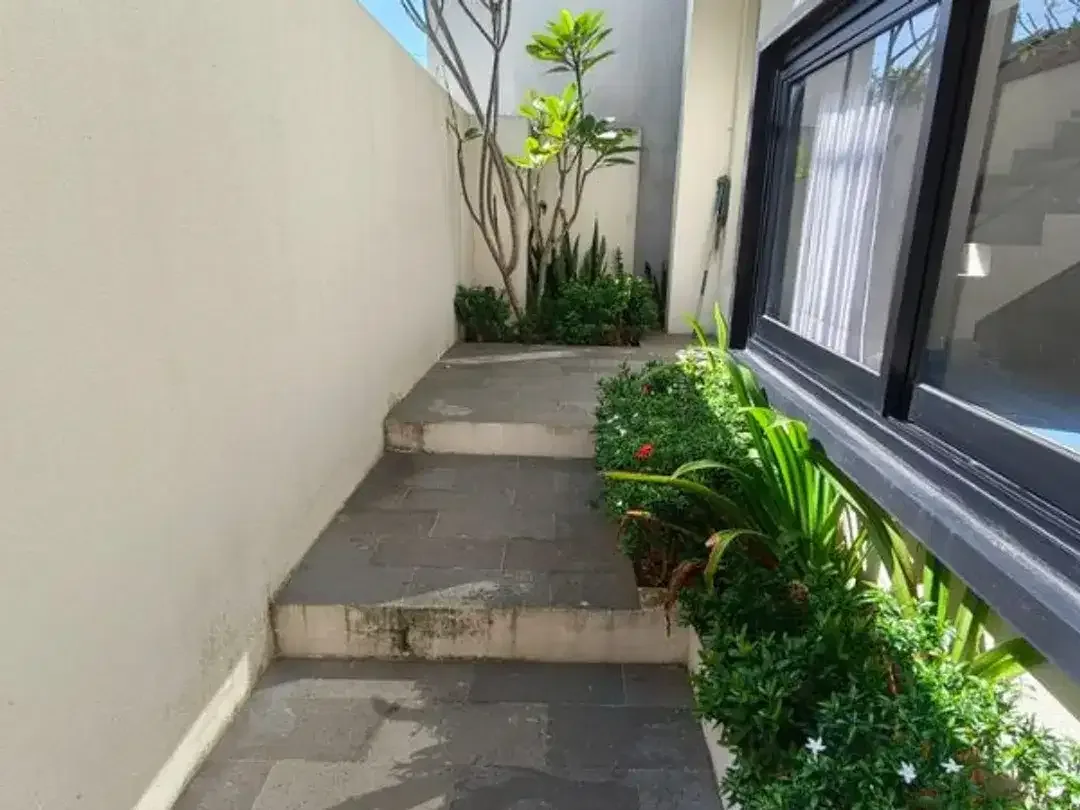 BRAND NEW VILLA FULL FURNISHED DI KOMPLEK GREEN KORI KEROBOKAN BADUNG - Image 2 of 10