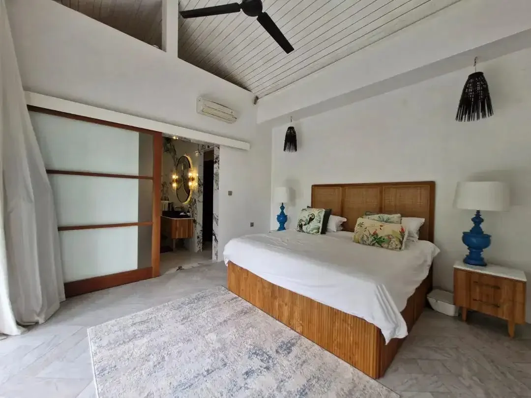 VILLA MEWAH DI PUSAT SEMINYAK FULL FURNISHED - Image 8 of 10