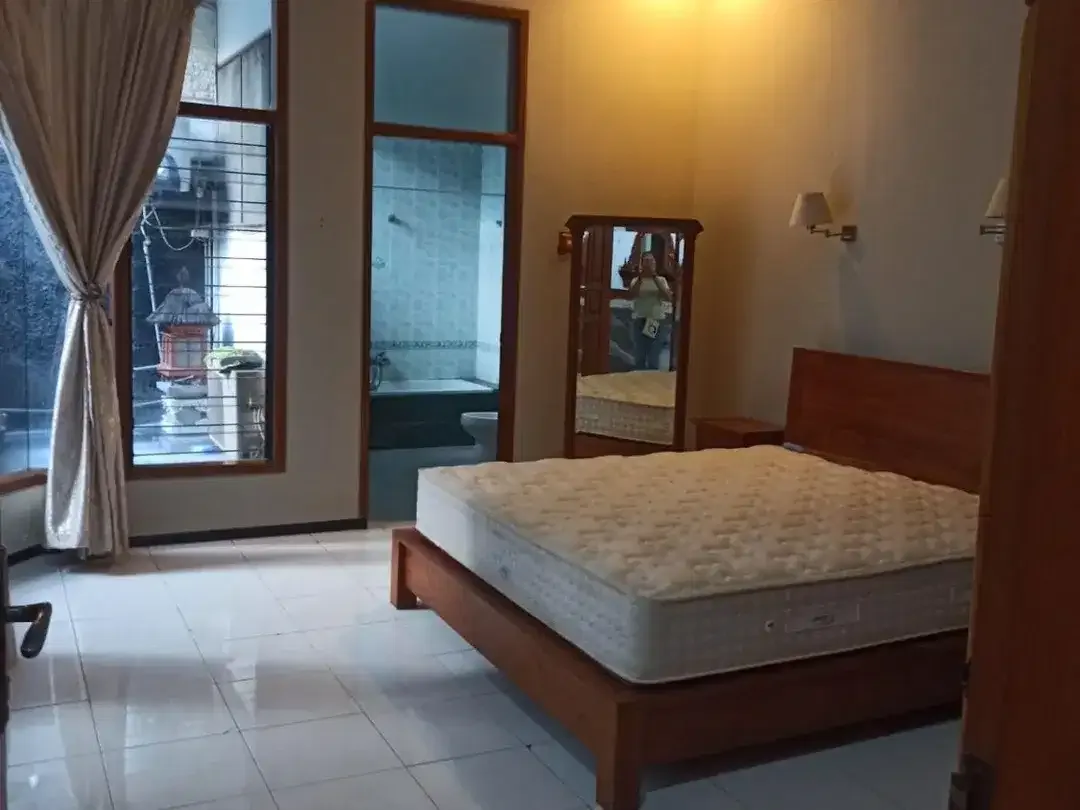 Disewakan Rumah Elegan 2 Lantai dengan Taman Asri di Lingkungan Premium di Renon - Image 2 of 9